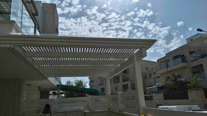 פרגולה מעץ בבית פרטי